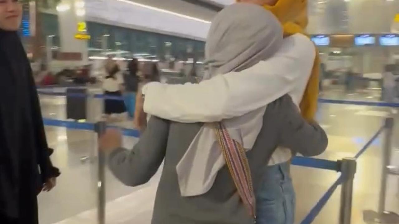 Momen Olla Ramlan dan Aufar Hutapea Antar Anak yang Akan Liburan ke Jepang