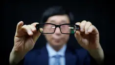 President of the Headquarters of Reporting for Public Good Korea Selatan, Moon Seoung-ok menunjukan kamera pengintai berbentuk kacamata, Seoul, 30 September 2016. Korsel menggunakan teknologi untuk meminimalisir kejahatan korupsi. (REUTERS/ Kim Hong-Ji)
