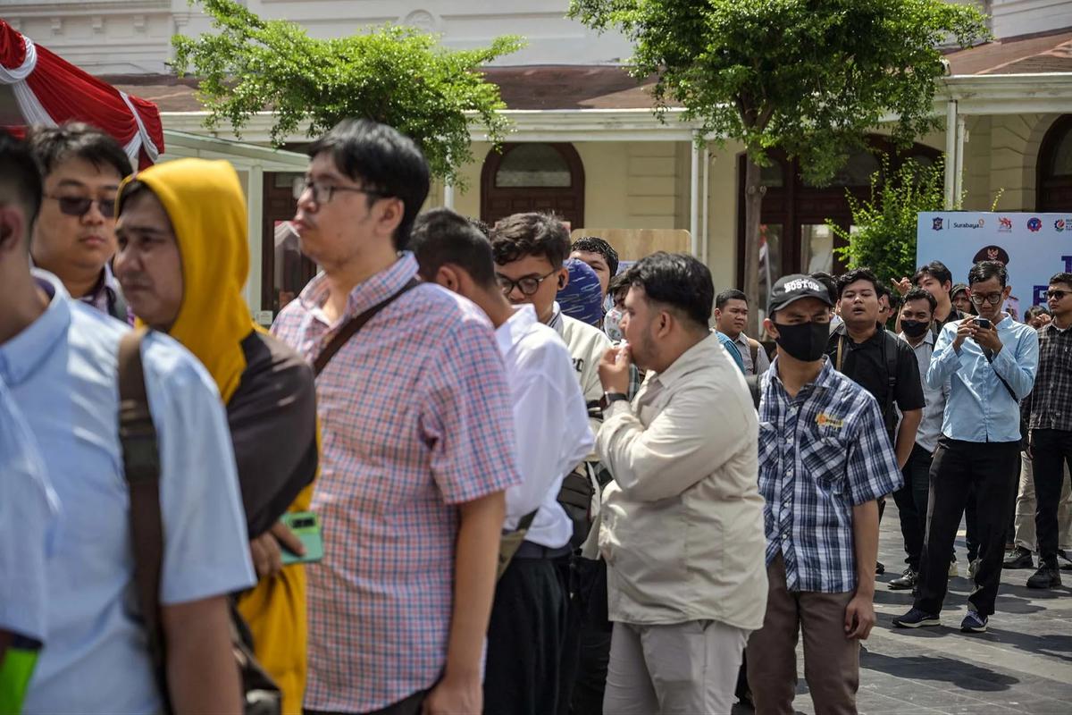 FOTO: Antrean Pencari Kerja Mengular di Job Fair Surabaya 2026
