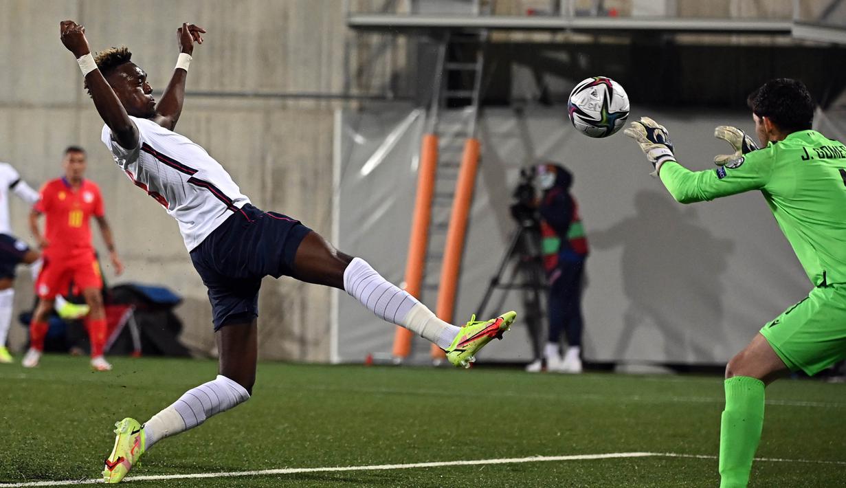 Tammy Abraham salah satu penyerang lainnya yang tidak diajak Gareth Southgate ke Qatar. Rumor yang beredar dikarenakan Tammy Abraham bermain untuk AS Roma yang mana Inggris dikalahkan Italia di Final Piala Euro 2020. Belum lagi performanya dibawah asuhan Jose Mouriinho tidak begitu membanggakan belakangan ini. Southgate lebih memilih Callum Wilson yang tampil ciamik bersama Newcastle. (AFP/Lionel Bonaventure)