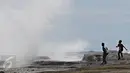 Warga bermain dengan ombak di pinggir Pantai Karang Hawu, Sukabumi, Jawa Barat, (8/2). Pantai Karang Hawu menjadi salah satu wisata murah meriah bagi wisatawan dalam mengisi hari libur. (Liputan6.com/Immanuel Antonius)