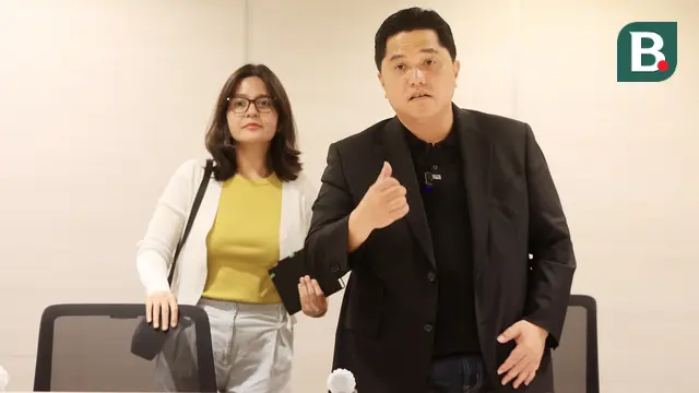 Foto: Pesona Ratu Tisha saat Mendampingi Erick Thohir Jumpa Pers