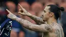 Ibra sengaja menyematkan sekitar 50 nama dari mereka yang mengalami kelaparan tersebut di tubuhnya, Sabtu (14/2/2015).(AFP Photo/Kenzo Tribouillard)