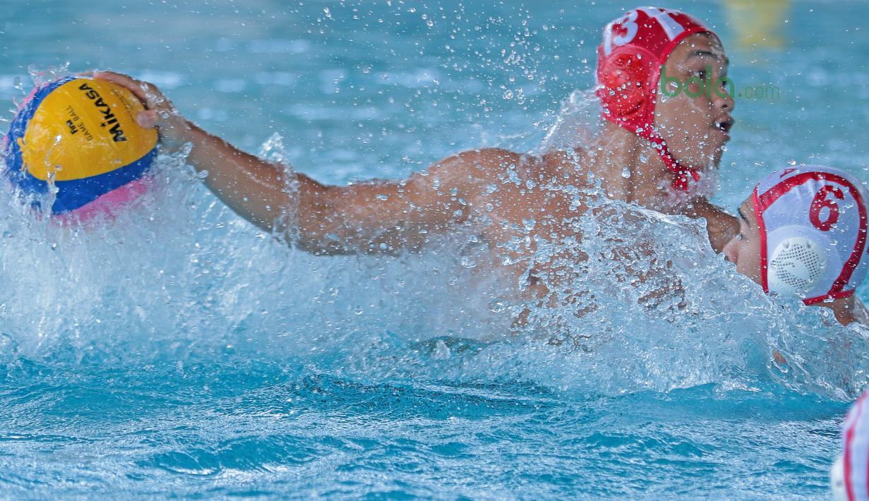 Duel atlet Polo Air Putra Indonesia saat berlatih di Aquatic Center, Senayan, (07/03/2018). Latihan ini meupakan persiapan Asian Games 2018. (Bola.com/Nick Hanoatubun)