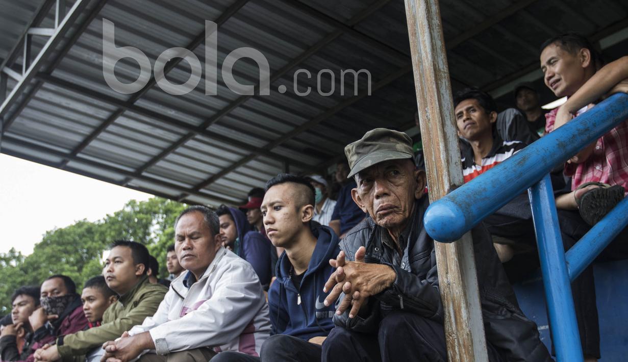 Ribuan Bobotoh menonton latihan Persib Bandung. Sudah datangnya Michael Essien di Bandung membuat ribuan Bobotoh mendatangi tempat latihan untuk melihat aksi mantan pemain Chelsea tersebut. (Bola.com/Vitalis Yogi Trisna)