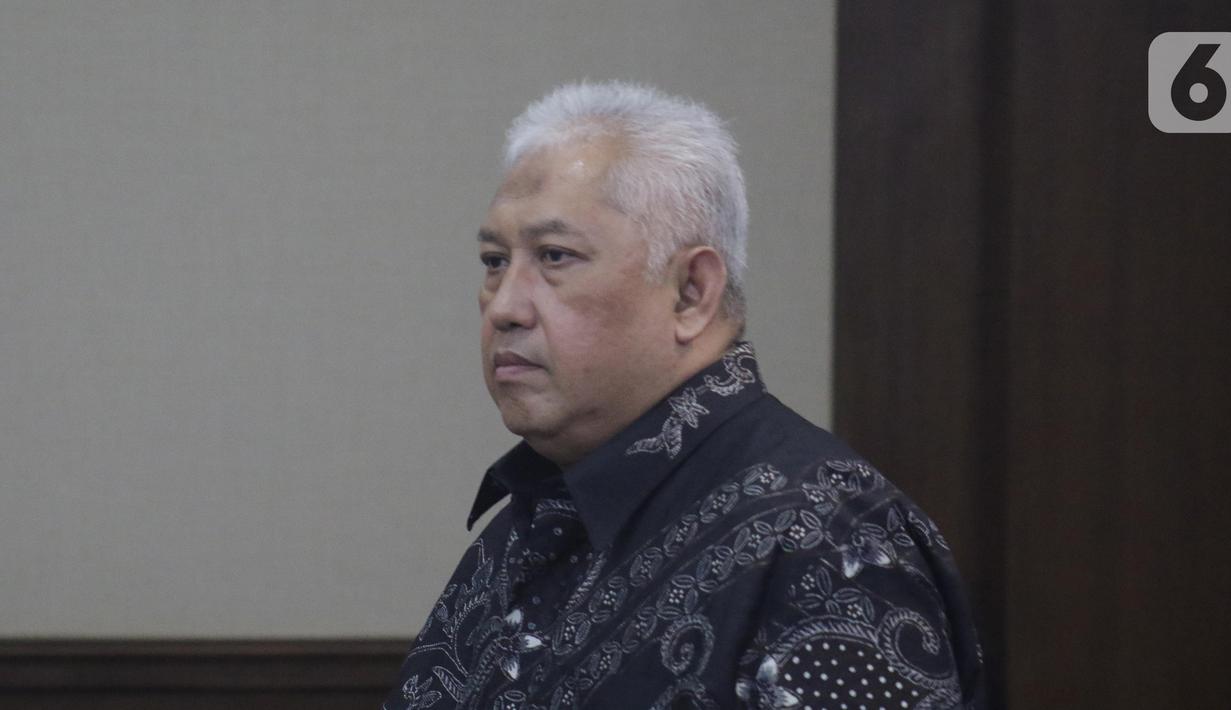 Terdakwa suap pengadaan barang di Badan Keamanan Laut (Bakamla), Erwin Syaaf Arief bersiap menjalani sidang pembacaan putusan di Pengadilan Tipikor, Jakarta, Senin (14/10/2019). Erwin Syaaf Arief dinyatakan bersalah dan dihukum 2,5 tahun penjara, denda Rp100 juta. (Liputan6.com/Helmi Fithriansyah)