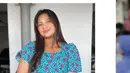 Setelah mencoba gaya ala anak band, Indah tampil girly dengan padu padan tabrak motif yang atraktif. Ia memasangkan atasan blouse bermotif floral dengan mini skirt ber-patttern stripes. (Foto: Instagram @indahpermatas)