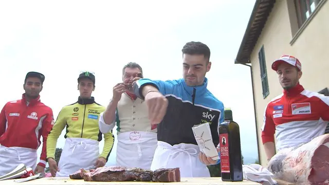 Video para bintang MotoGP belajar memasak dengan koki Italia menjelang balapan di Sirkuit Mogello Italia.