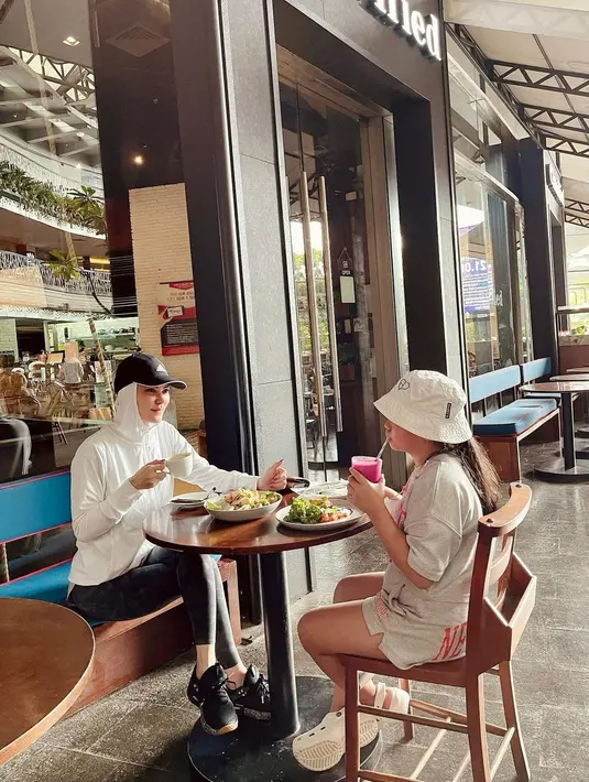 Terlihat tengah menikmati santapan nikmat, Angel Lelga dan Hawra bergaya sporty dan santai.  @angellelga.