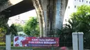 Pengendara melintas di depan spanduk dukungan untuk Gatot Nurmantyo di kawasan Cikini, Jakarta, Minggu (1/4). Terdapat tulisan "Pemimpin masa depan Indonesia 2019-2024," pada spanduk yang tidak diketahui siapa pemasangnya.(Liputan6.com/Helmi Fithriansyah)