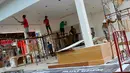 Pekerja menyelesaikan pekerjaan di arena Jakarta Fair 2016, Kemayoran, Jakarta, Senin (6/6/2016). Jakarta Fair Kemayoran 2016 akan digelar mulai dari 10 Juni hingga 17 Juli 2016 di Jakarta International Expo (JIExpo) Kemayoran. (Liputan6.com/Yoppy Renato)