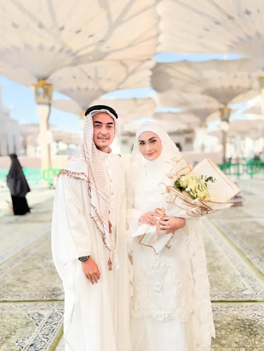 Prosesi akad nikah Zumi Zola dan Putri Zulhas berlangsung dengan sangat sederhana dan sakral di Madinah [@putri_zulhas]