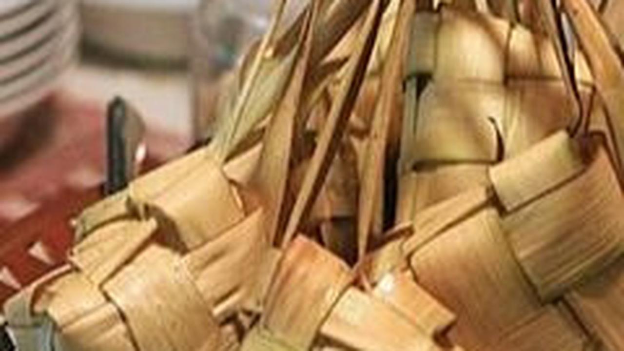 Berikut 4 resep membuat ketupat dengan magic com yang pastinya hemat gas, praktis dan tahan lama. Selamat mencoba.