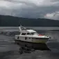 Kapal turis 'Nessie Hunter' melintas di perairan Loch Ness, Drumnadrochit, Skotlandia, 10 Juni 2018. Hasil dari penelitian para ilmuwan terkait monster raksasa Loch Ness di perairan tersebut menyimpulkan memang ada sesuatu di wilayah itu. (Andy Buchanan/AFP)