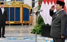 VIDEO: Momen Prabowo Bisik-bisik ke Bahlil Usai Anugerahi Bintang Maha Putra Adipurna di Istana
