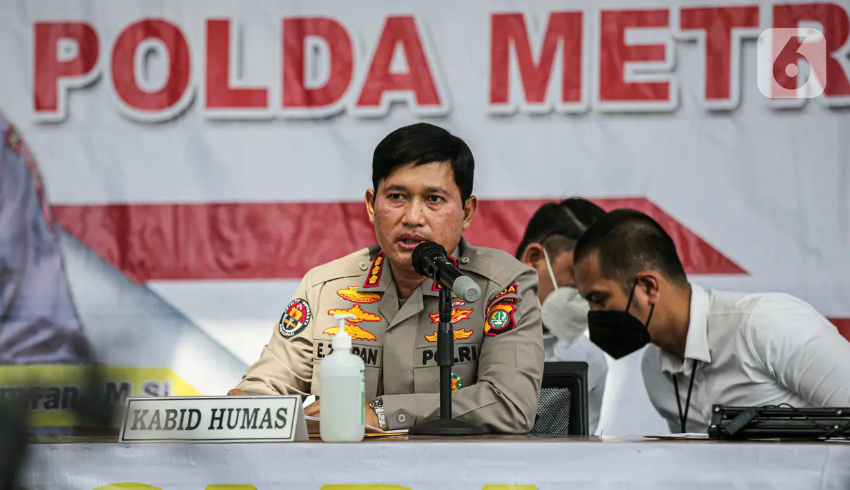 Kabid Humas Polda Metro Jaya, Kombes Pol Endra Zulpan memberikan keterangan saat rilis kasus penyebaran berita bohong atau hoaks di halaman Gedung Polda Metro Jaya, Jakarta, Kamis (28/7/2022). Dalam rilis tersebut dihadirkan satu tersangka penyebar hoaks dengan barang bukti tangkapan layar berupa ujaran kebencian dan hoaks media elektronik yang disebar melalui media sosial. (Liputan6.com/Faizal Fanani)