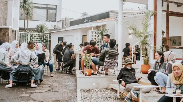 Kafe Tropis Bergaya Industrialis, Tongkrongan Baru di Dekat Kampus Unpad