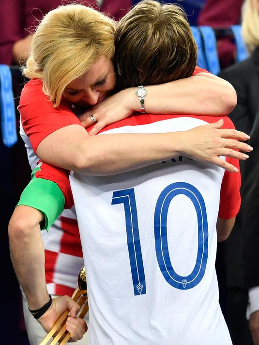 Foto Bikin Haru Momen Presiden Kroasia Peluk Luka Modric Bola Liputan6 Com