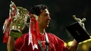 Robbie Fowler, merupakan pesepak bola loyalis yang mengabdikan dirinya bersama Liverpool. Salah satu moment terbaiknya adalah saat mencetak tiga gol kala melawan Arsenal. (AFP Photo/Adrian Dennis)