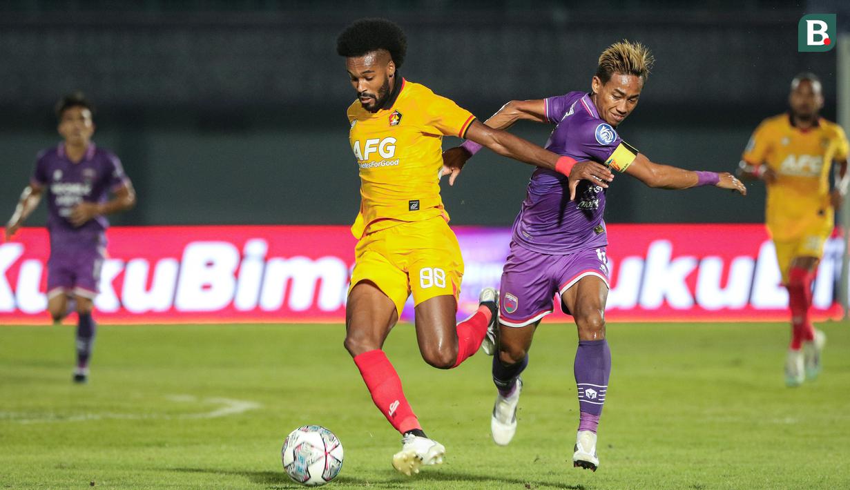 <p>Pemain Persik Kediri, Janderson De Jesus Assis (kiri) berebut bola dengan pemain Persita Tangerang, Muhammad Toha saat laga pekan pertama BRI Liga 1 2022/2023 antara Persita Tangerang melawan Persik Kediri di Indomilk Arena, Tangerang, Senin (25/07/2022). (Bola.com/Bagaskara Lazuardi)</p>
