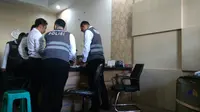Polisi Geledah Kantor First Travel Cabang Sidoarjo