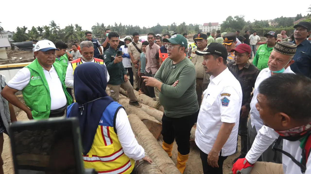 Wakil Ketua DPR RI, Cucun Ahmad Syamsurijal, meninjau langsung perkembangan perbaikan jembatan meureudu di Kabupaten Pidie Jaya, Aceh (Istimewa)