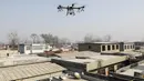 Sebuah drone saat menyemprotkan cairan desinfektan ke sebuah desa di Pingdingshan, Provinsi Henan, China (31/1/2020).  Cara ini digunakan untuk mencegah sekaligus mematikan partikel-partikel virus corona yang menyebar di setiap sudut daerah. (AFP Photo/Str)