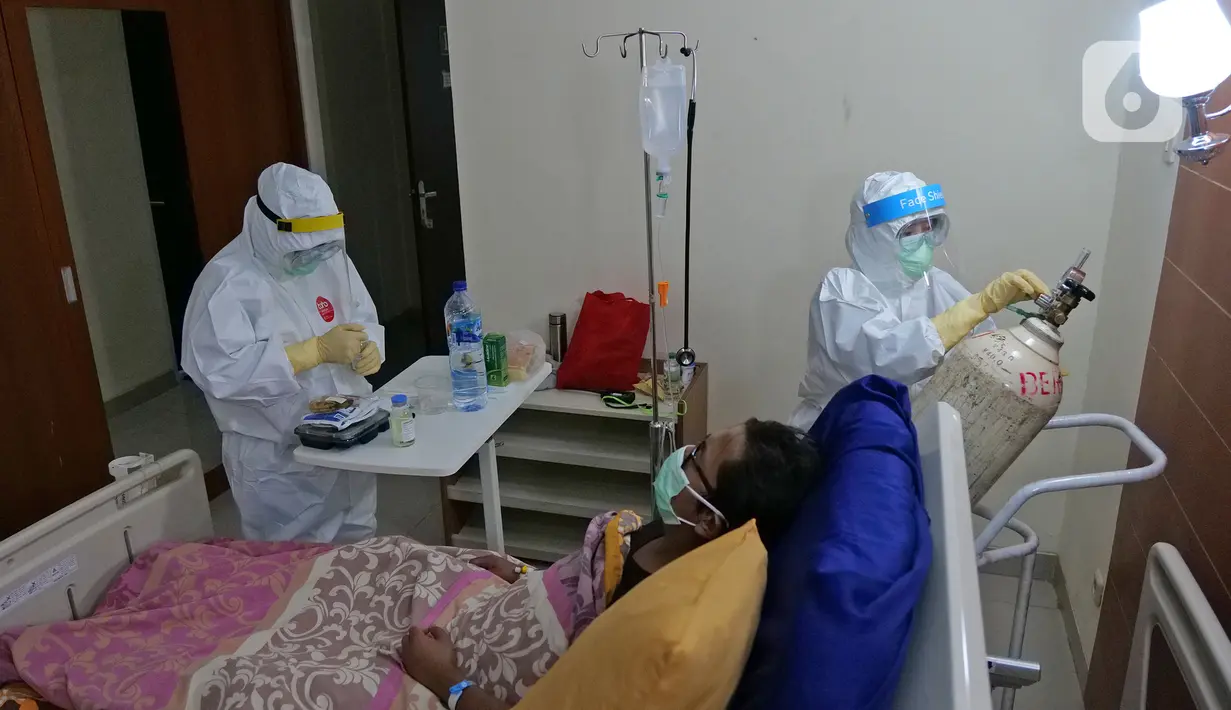 Perawat menyiapkan makanan di ruangan pasien di Rumah Sakit Haji, Jakarta, Jumat (9/5/2020). Garda terdepan penanganan Covid-19 ini tetap menjalani bulan Ramadan di sela-sela menangani pasien terinfeksi dengan melakukan tadarus Al Quran dan juga buka puasa bersama. (Liputan6.com/Herman Zakharia)