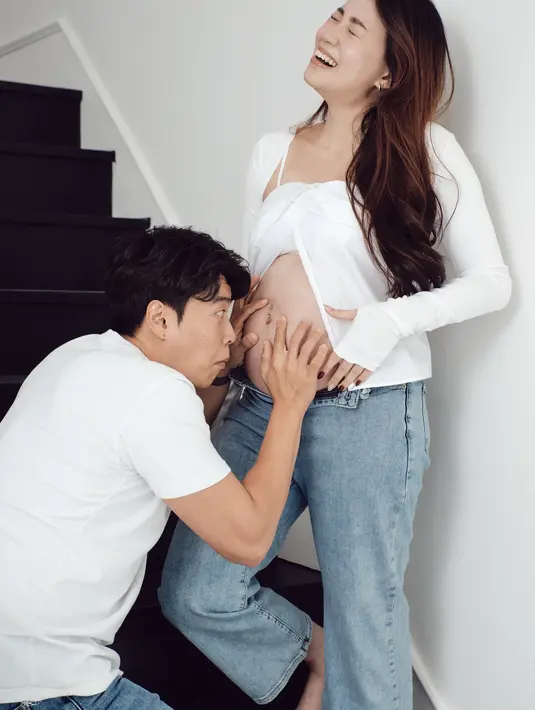 <p>Keduanya harap-harap cemas menantikan hadirnya buah hati. "Istri hamil itu kayak Pre-Order rumah ya.. belum tahu bakal keluarnya tepatnya kapan dan kayak apa.. jadi pingin cepet-cepet lihat langsung," kata Jang Hansol di Instagram. (Foto: Instagram/ hansoljang110)</p>