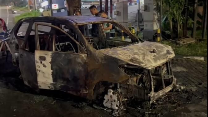 Mobil Terbakar di Semarang Usai Isi BBM, Pasutri Dilarikan ke Rumah Sakit