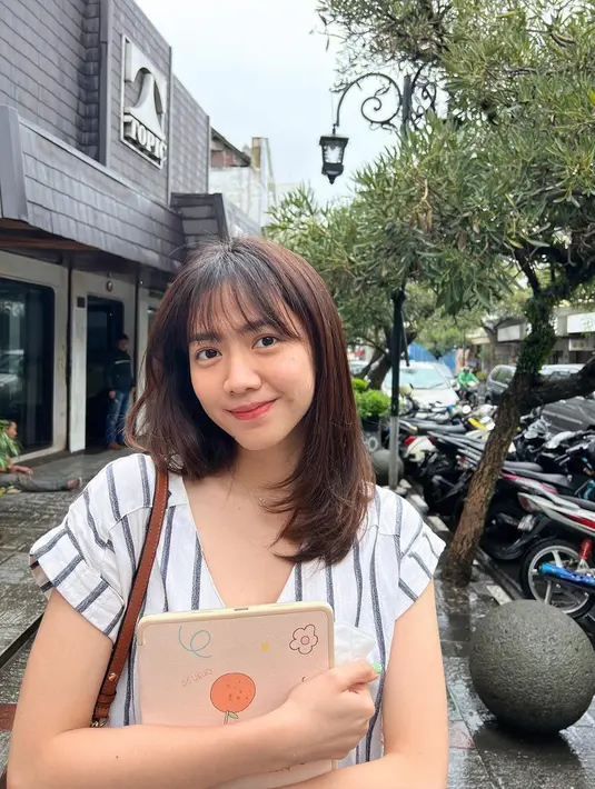 Bak anak sekolahan, potret Shanju tampil berponi ini bikin gemas. Senyuman tipisnya membuat pesona kekasih Jonatan Christie ini semakin terpancar. Dengan polesan makeup tipis, Shanju dipuji cantik alami. Poni tipis ala perempuan Korea dengan rambut panjang sebahu yang dibiarkan digerai, Shanju terlihat makin imut. (Liputan6.com/IG/@shanju)
