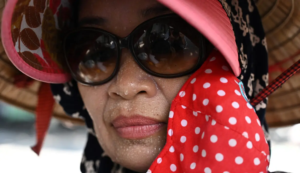 Pada awal Mei, Vietnam melaporkan suhu tertinggi yang pernah terjadi, 44,1 derajat Celcius (111,38 derajat Fahrenheit), yang memicu peringatan dari pejabat kesehatan untuk menghindari panas sebisa mungkin. (Photo by Nhac NGUYEN / AFP)