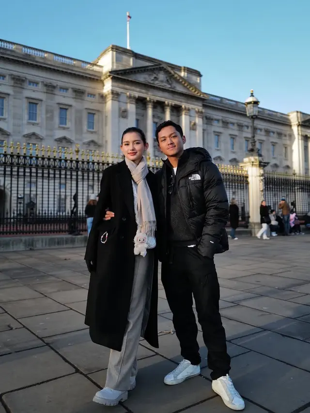 Gaya Romantis Azriel Hermansyah dan Sarah Menzel Liburan di Eropa, Tampil Kompak dalam Busana Monokrom