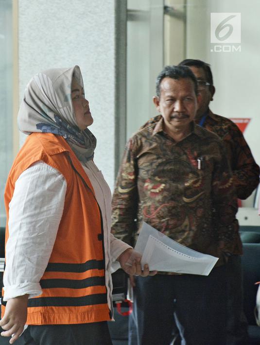 Tersangka Bupati Bekasi nonaktif, Neneng Hassanah Yasin tiba di Gedung KPK, Jakarta, Senin (22/10). Neneng dan sejumlah pihak diduga menerima hadiah atau janji Rp 13 miliar terkait proyek Meikarta. (Liputan6.com/Herman Zakharia)