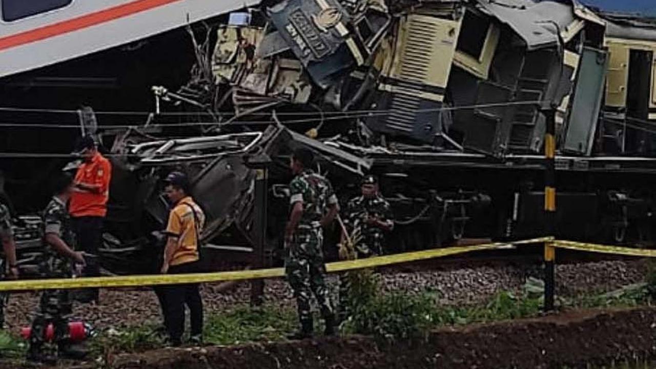 FOTO: Begini Kondisi KA Turangga dan KA Bandung Raya Usai Tabrakan Maut di Cicalengka Bandung