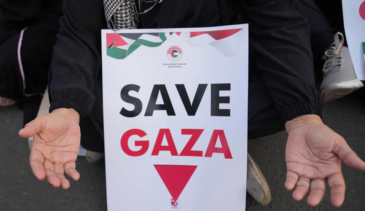 Seorang pengunjuk rasa berdoa dalam sebuah aksi unjuk rasa mendukung Palestina di Gaza, di luar Kedutaan Besar Amerika Serikat di Jakarta, Minggu, 6 Oktober 2024. (AP Photo/Dita Alangkara)