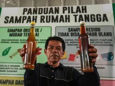 Pengurus RW 01 menunjukkan bahan bakar alternatif atau petasol hasil pengolahan sampah plastik di Jakarta, Senin (19/10/2026). Bahan bakar tersebut merupakan hasil pengolahan sampah plastik dan styrofoam yang dikumpulkan dari lingkungan warga. (KLY/Budy Santoso)