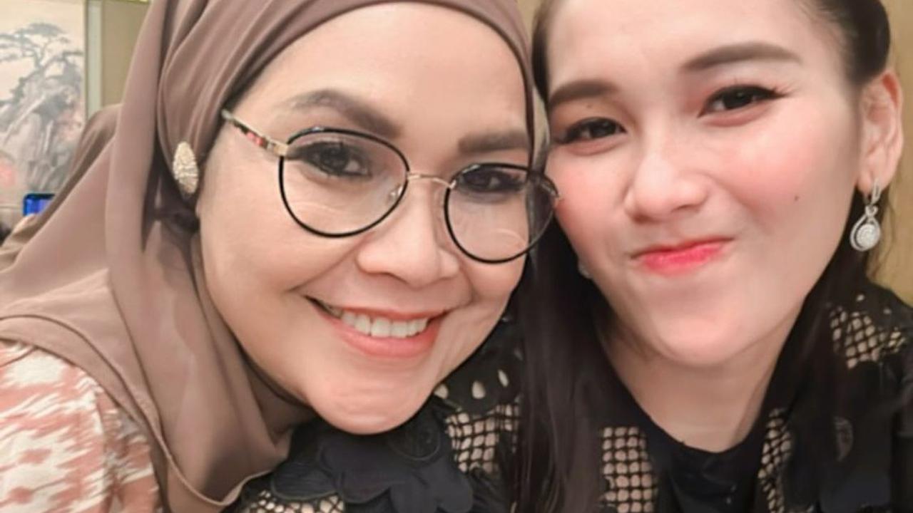 Curahan Hati Seorang Ibu, Umi Kulsum Janjikan Akan Selalu Ada untuk Ayu Ting Ting