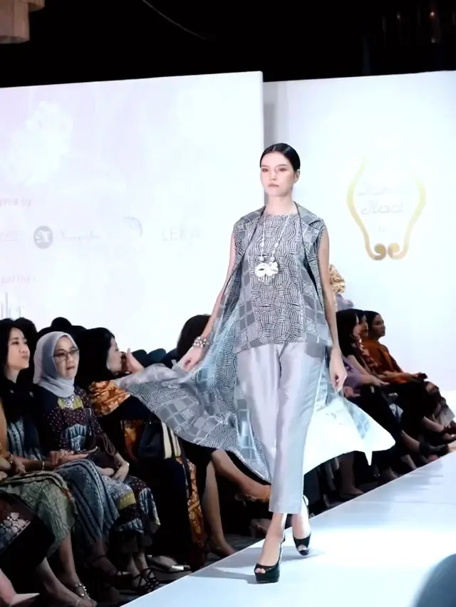 Pergelaran busana tahunan Raya Collection Puspa Maya dari Batik Danar Hadi Solo di Jakarta, 16 Maret 2023. (Foto: Dok. Instagram @danarhadi_id)