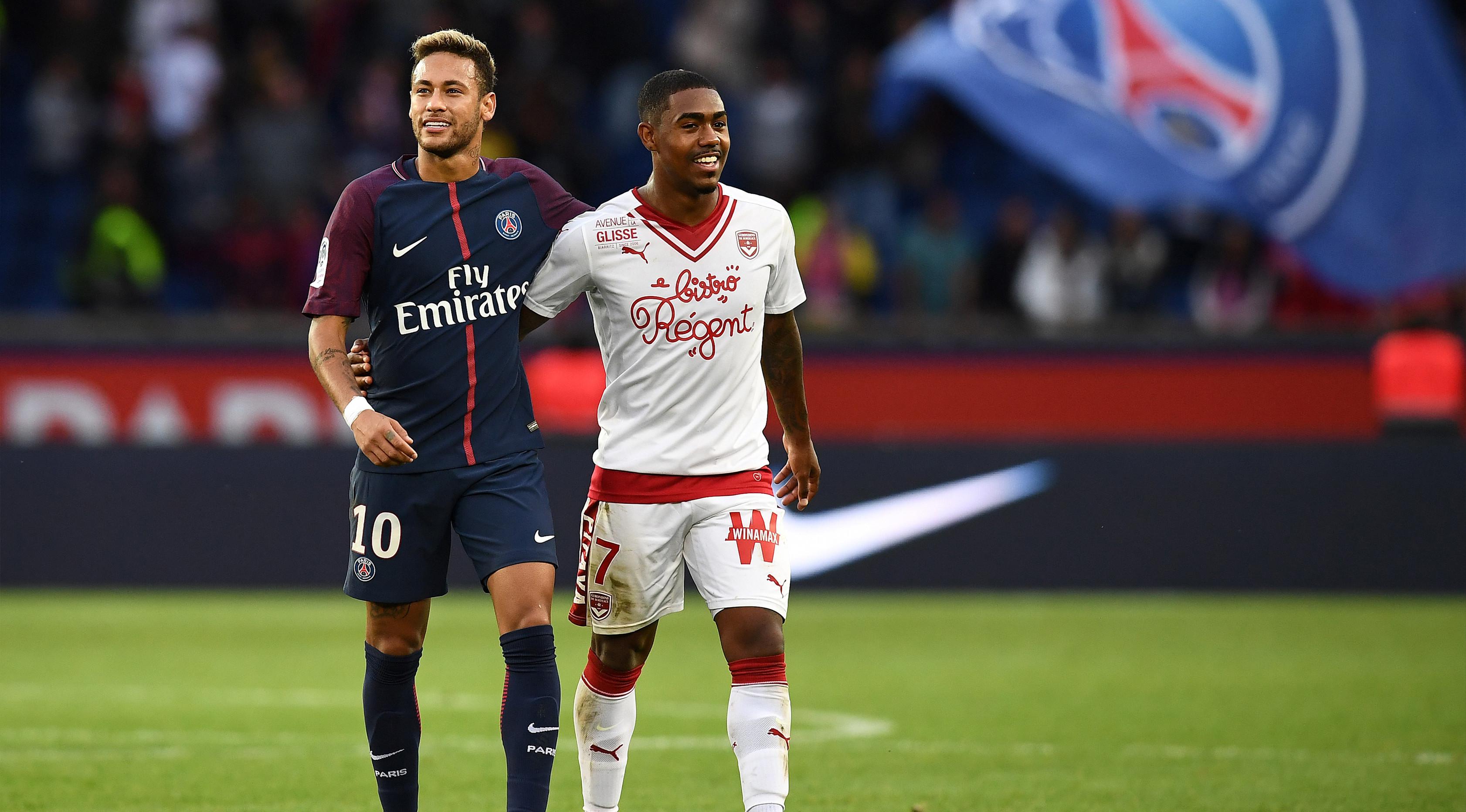 Penyerang PSG menggandeng pemain Bordeaux, Malcom. (AFP Photo/Franck Fife)