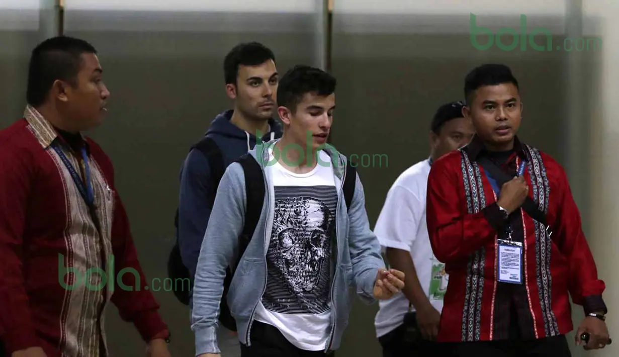 Pebalap MotoGP dari tim Repsol Honda, Marc Marquez, keluar ruang kedatangan Bandara Soekarno-Hatta, Tangerang, dengan pengawalan ketat. Jumat (12/2/2016). (Bola.com/Nicklas Hanoatubun)