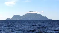 Pulau Saba dilihat dari utara, dengan puncak Gunung Scenery yang tertutup awan. (Creative Commons)