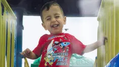 Foto Aylan Kurdi yang diletakkan di rumah bibinya, Tima Kurdi di Coquitlam, British Columbia, Kamis (3/9/2015). Bocah tiga tahun itu terdampar di pantai Turki dalam kondisi tak bernyawa. (REUTERS/Kurdi family)