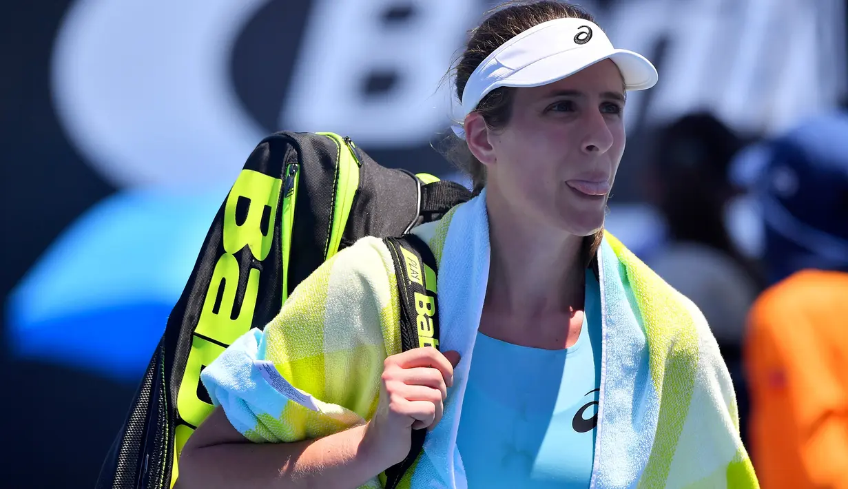 Petenis Inggris, Johanna Konta meninggalkan lapangan usai dikalahkan petenis AS, Bernarda Pera pada babak kedua turnamen Australia Terbuka 2018, Kamis (18/1). Konta yang ada di peringkat 10 dunia dijungkalkan dua set langsung 4-6, 5-7. (AP/Andy Brownbill)