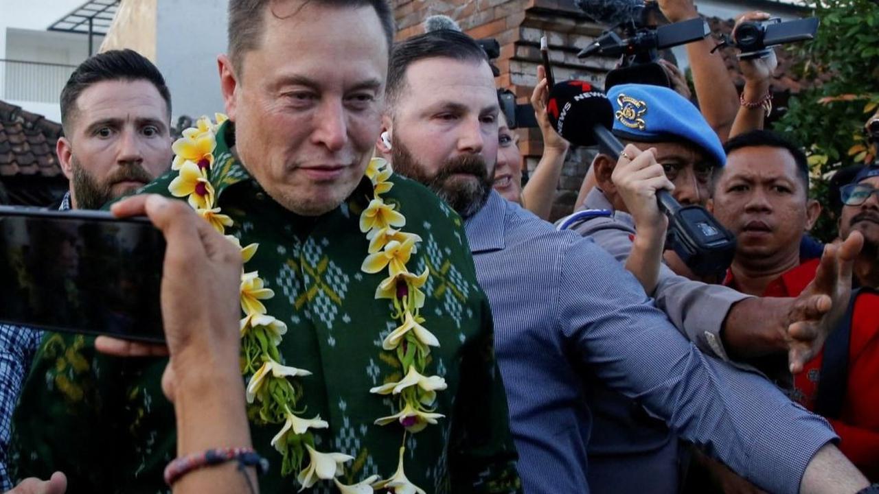 Kemudian petugas puskesmas melakukan uji coba dengan Pembantu Puskesmas Bumbungan di Klungkung yang terkoneksi menggunakan layanan internet Starlink. Foto: REUTERS / Johannes P. Christo<br>