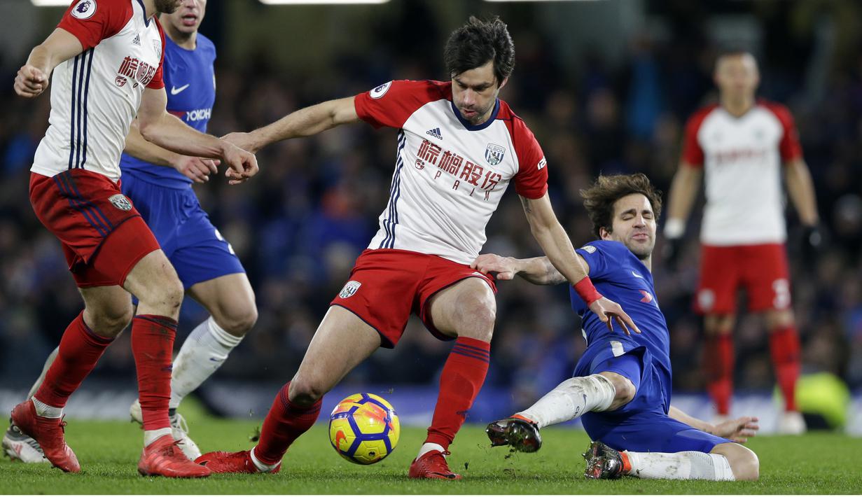 Pemain Chelsea, Cesc Fabregas (kanan) gagal menhalau bola dari kaki pemain West Bromwich Albion, Claudio Yacob pada lanjutan Premier League di Stamford Bridge stadium, London, (12/2/2018). Chelsea menang 3-0.  (AP/Alastair Grant)