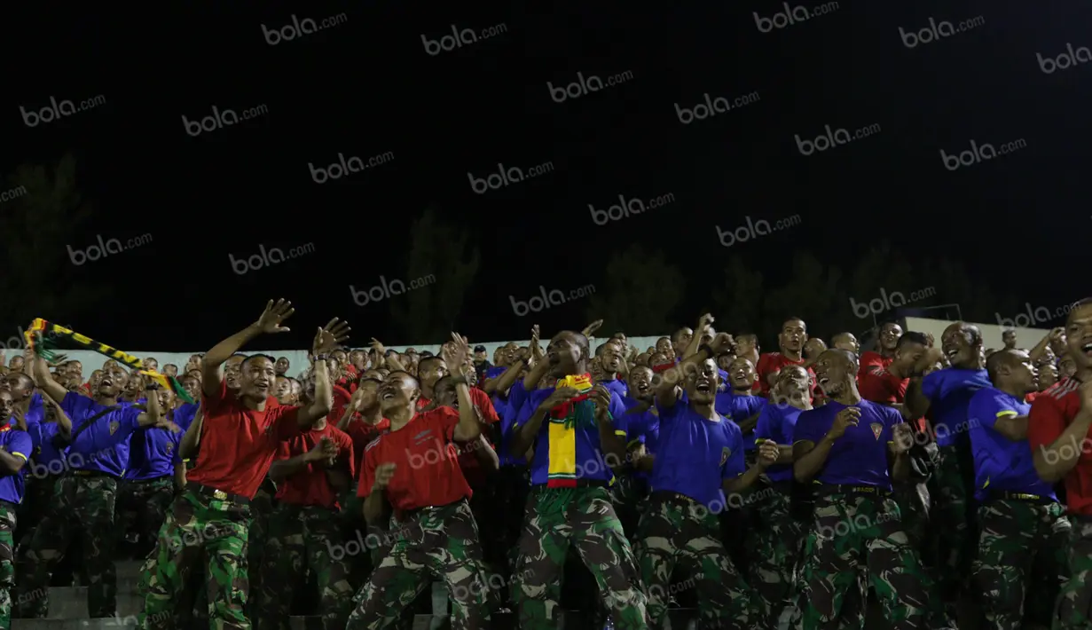Mulai dari yel-yel khas TNI hingga lagu-lagu perjuangan terus disuarakan para suporter PS TNI untuk memompa semangat Manahati Lestusen dan kawan-kawan. (Bola.com/Vitalis Yogi Trisna)