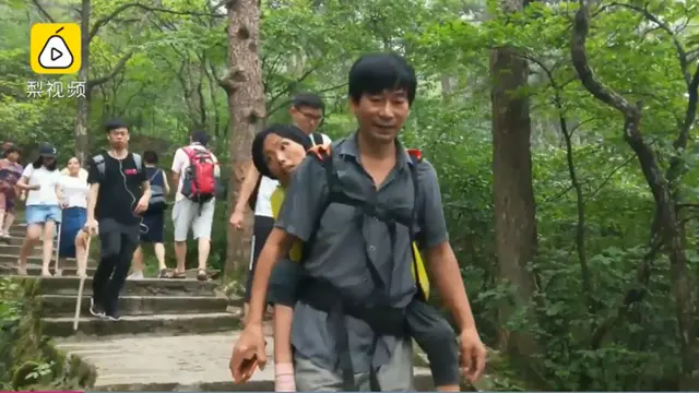 True Story! Namanya Juga Cinta, Suami Gendong Istrinya yang Lumpuh Untuk Menjelajah Dunia Bersama