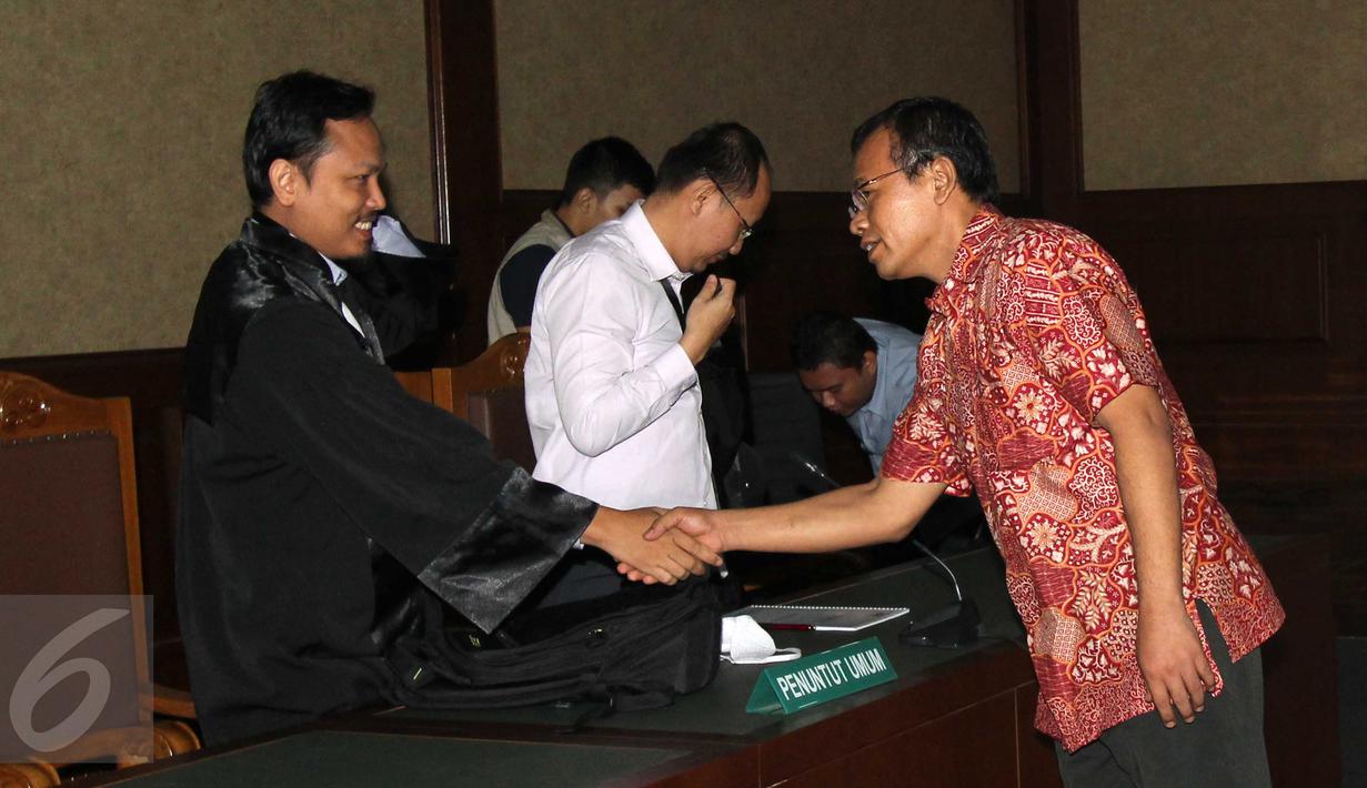 Hakim PTUN Medan, Dermawan Ginting bersalaman dengan JPU usai Sidang Vonis di Pengadilan Tipikor, Jakarta, Rabu (20/1/2016). Ginting divonis 2 tahun penjara dan denda Rp200 juta karena terbukti menerima suap dari Gatot Pujo. (Liputan6.com/Helmi Afandi)