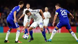 Gelandang Dynamo Kiev, Artem Kravets (tengah) berusaha melewati dua pemain Chelsea pada lanjutan Grup G liga champions di  Stamford Bridge, London, Inggris (4/11). Chelsea menang atas Kiev dengan skor 2-1. (Reuters/Toby Melville)